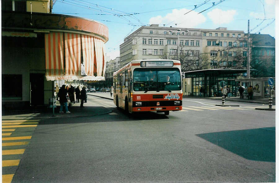 (021'703) - VB Biel - Nr. 111/BE 384'711 - FBW/R&J am 17. Februar 1998 beim Bahnhof Biel