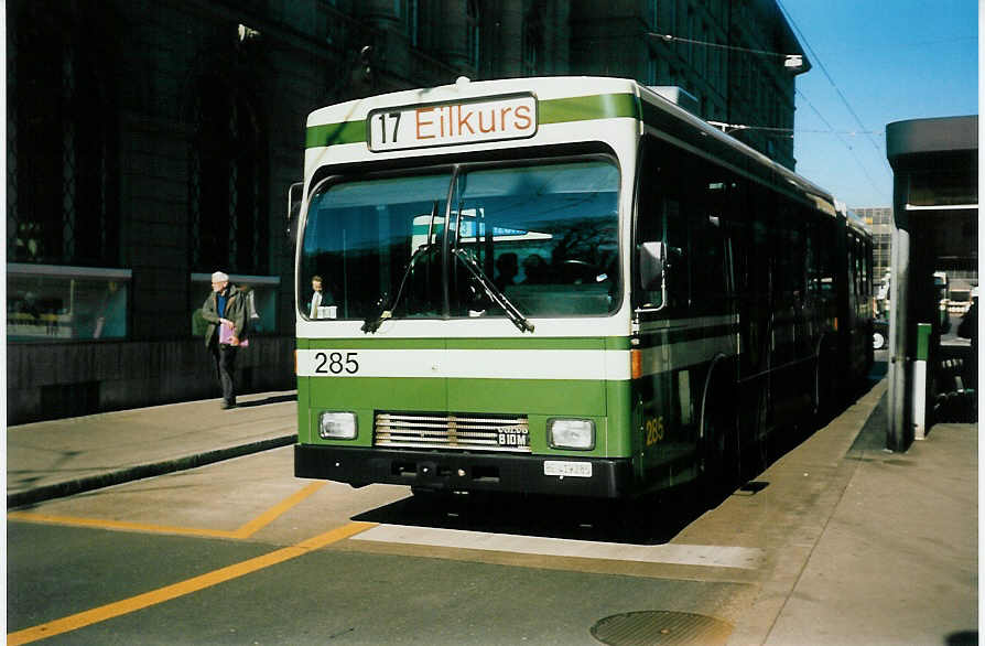 (021'715) - SVB Bern - Nr. 285/BE 419'285 - Volvo/R&J-Hess-Gangloff am 19. Februar 1998 beim Bahnhof Bern