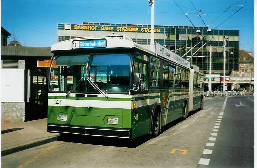 (021'726) - SVB Bern - Nr. 41 - FBW/R&J Gelenktrolleybus am 19. Februar 1998 beim Bahnhof Bern