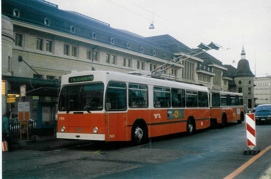 (021'918) - TL Lausanne - Nr. 769 - NAW/Lauber Trolleybus am 7. Mrz 1998 beim Bahnhof Lausanne