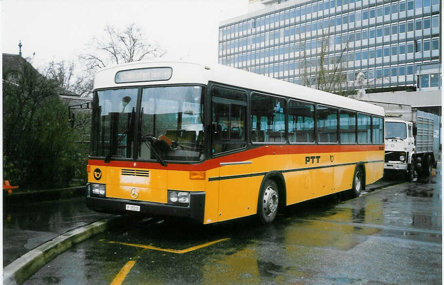 (022'206) - PTT-Regie - P 25'310 - Mercedes/R&J am 12. Mrz 1998 in Bern, Postautostation