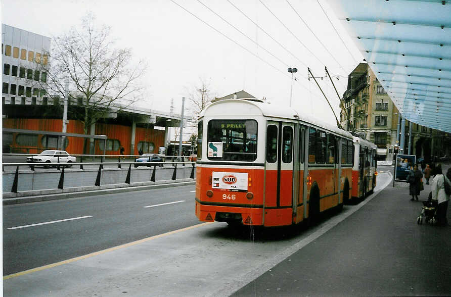 (022'303) - TL Lausanne - Nr. 946 - Moser/Eggli-Mischler Personenanhnger am 15. April 1998 in Lausanne, Chauderon