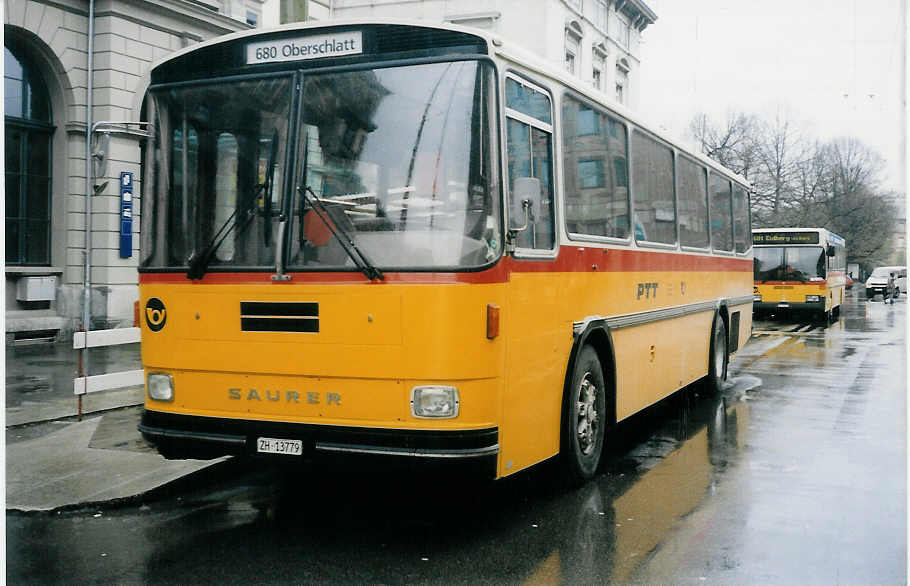 (022'513) - Steiger, Schlatt - ZH 13'779 - Saurer/Hess (ex P 25'802) am 18. April 1998 beim Hauptbahnhof Winterthur