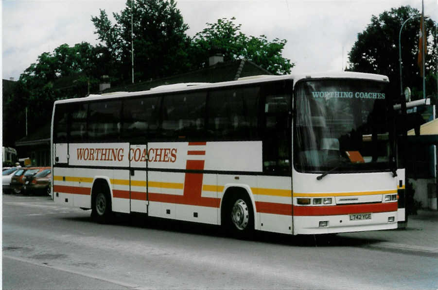 (023'528) - Aus England: Worthing Coaches, Worthing - L 742 YGE - Jonckheere am 15. Juni 1998 in Thun, Grabengut