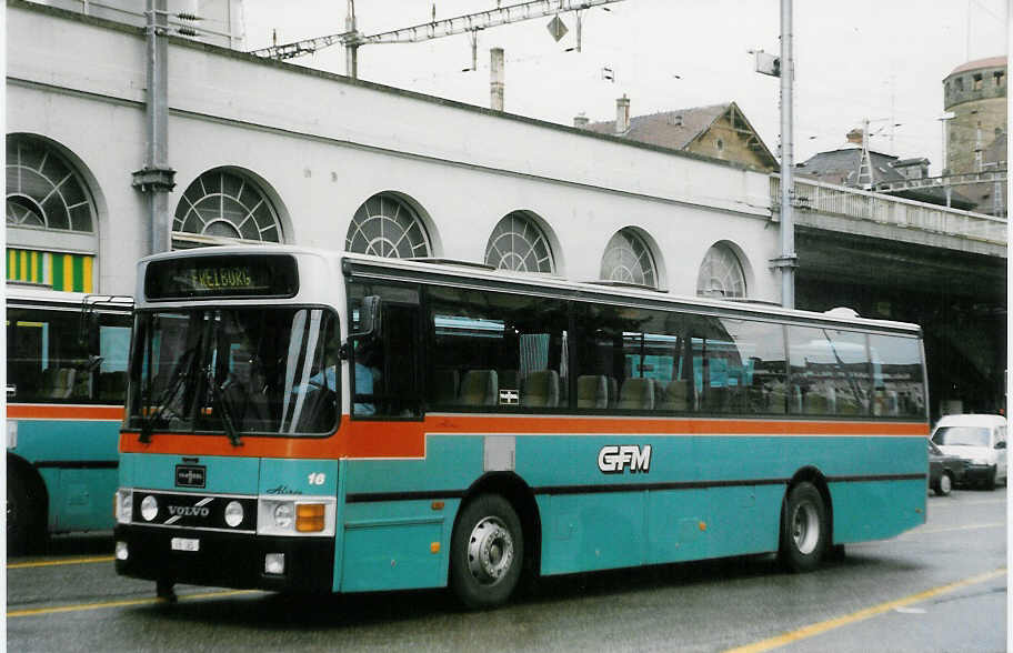 (023'916) - GFM Fribourg - Nr. 16/FR 365 - Volvo/Van Hool am 7. Juli 1998 beim Bahnhof Fribourg