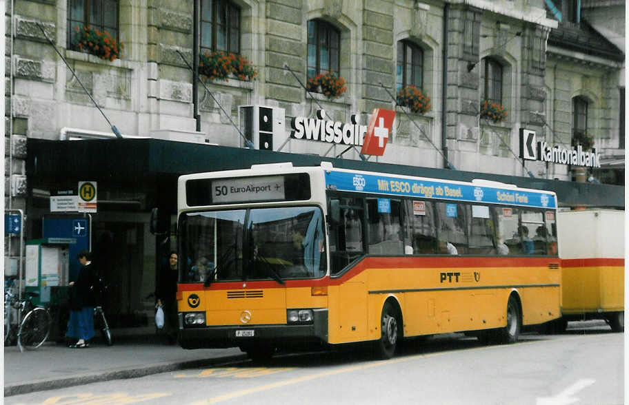 (024'004) - PTT-Regie - P 25'281 - Mercedes am 9. Juli 1998 beim Bahnhof Basel