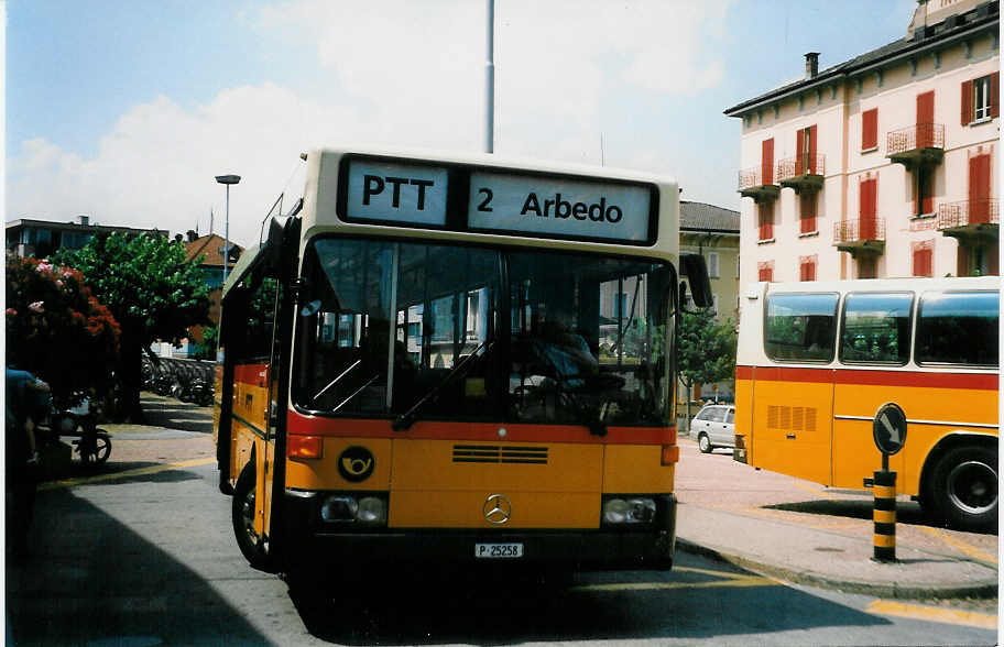 (024'132) - PTT-Regie - P 25'258 - Mercedes am 13. Juli 1998 beim Bahnhof Bellinzona