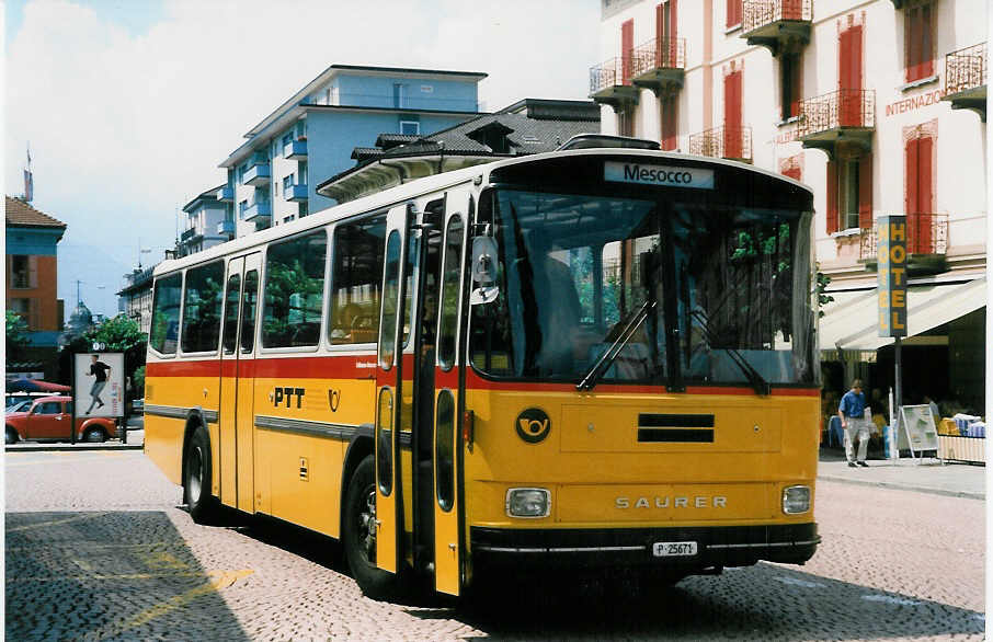 (024'136) - PTT-Regie - P 25'671 - Saurer/Lauber am 13. Juli 1998 beim Bahnhof Bellinzona
