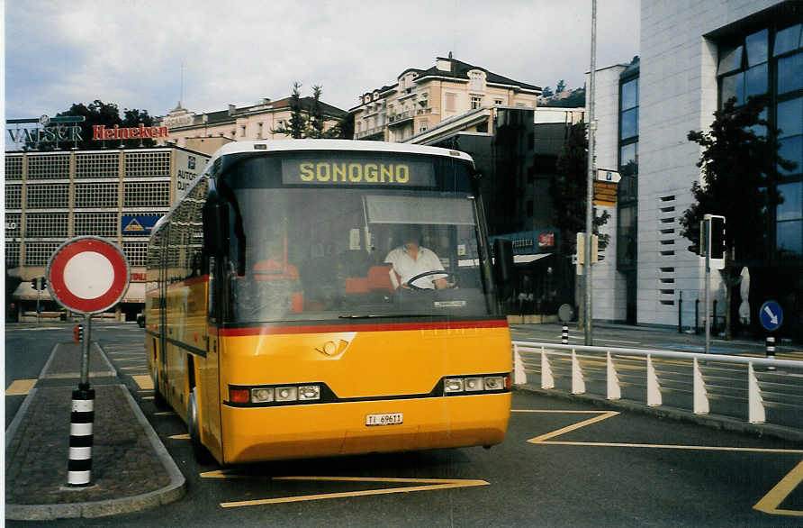 (024'505) - Chiesa, Minusio - TI 69'611 - Neoplan am 14. Juli 1998 beim Bahnhof Locarno