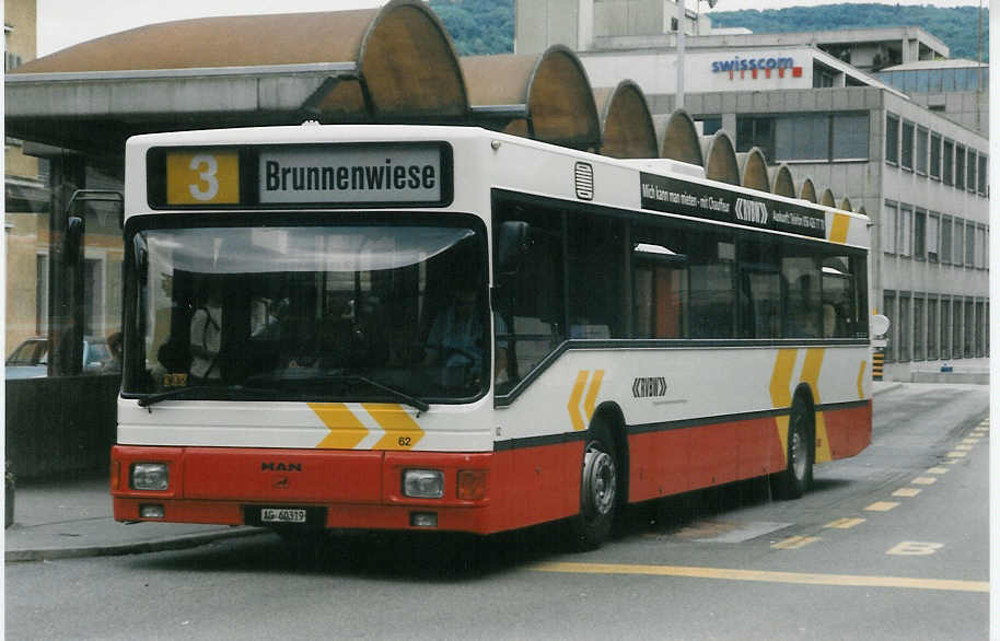 (024'628) - RVBW Wettingen - Nr. 62/AG 60'319 - MAN am 15, Juli 1998 beim Bahnhof Baden