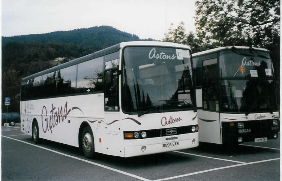(025'014) - Aus England: Astons, Worcester - R 598 EAB - Scania/Van Hool am 31. Juli 1998 in Thun, Seestrasse
