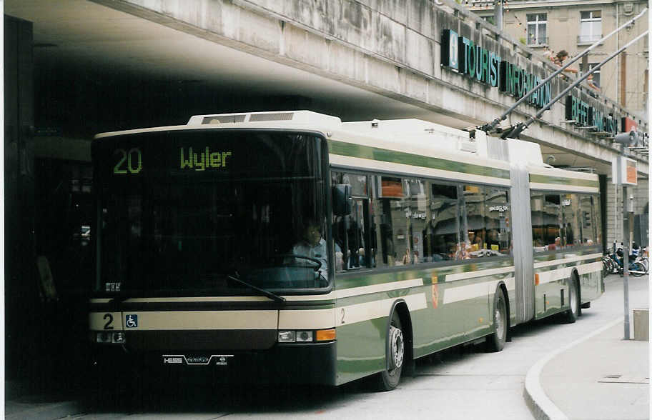 (025'027) - SVB Bern - Nr. 2 - NAW/Hess Gelenktrolleybus am 3. August 1998 beim Bahnhof Bern
