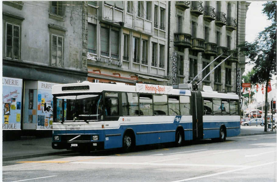 (025'230) - TF Fribourg - Nr. 103/FR 634 - Volvo/Hess Gelenkduobus am 15. August 1998 beim Bahnhof Fribourg