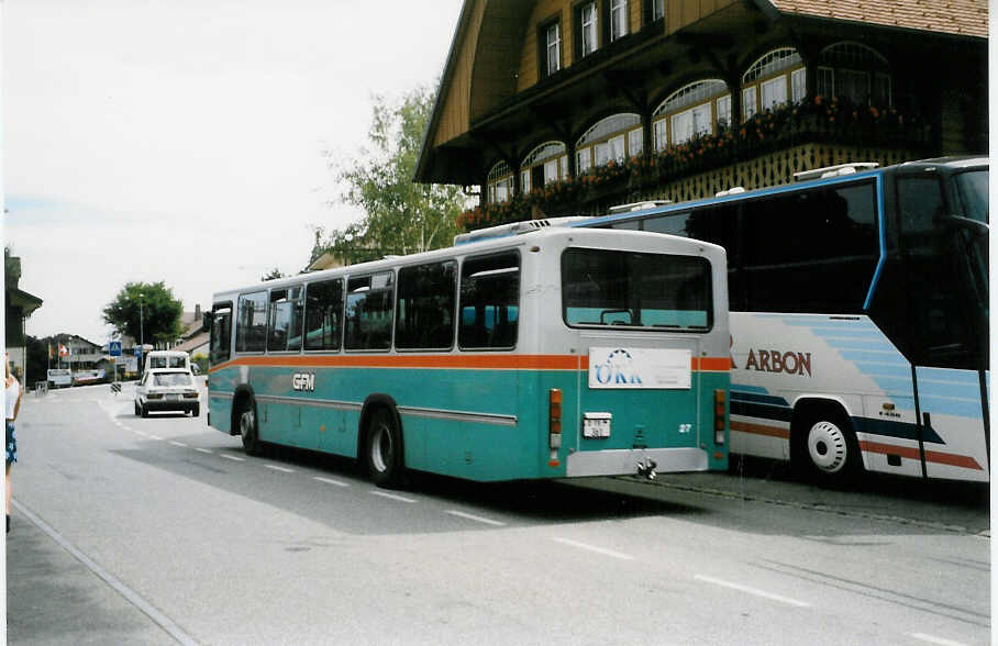 (025'236) - GFM Fribourg - Nr. 27/FR 361 - Volvo/R&J am 15. August 1998 beim Bahnhof Schwarzenburg
