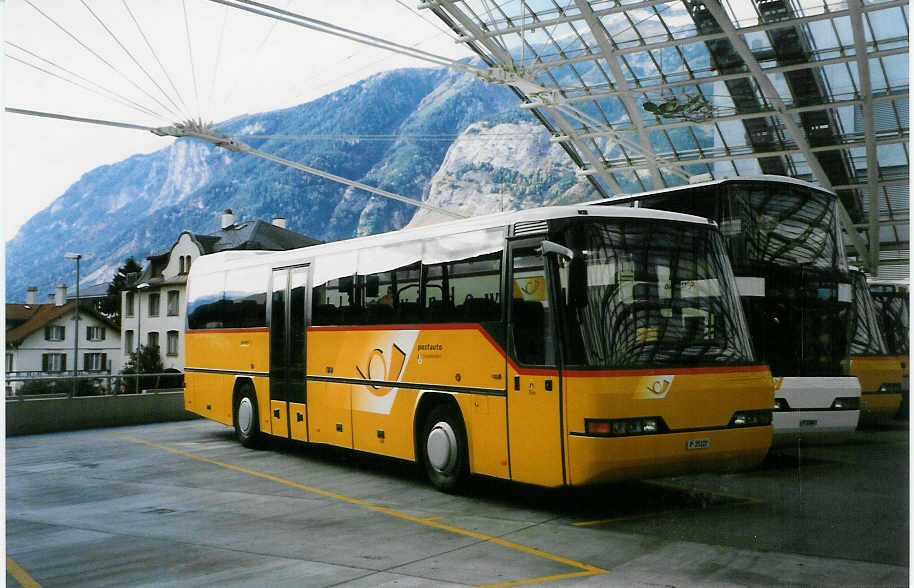 (026'802) - PTT-Regie - P 25'122 - Neoplan am 6. Oktober 1998 in Chur, Postautostation