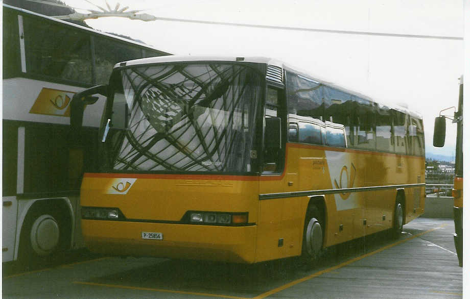 (026'804) - PTT-Regie - P 25'856 - Neoplan am 6. Oktober 1998 in Chur, Postautostation