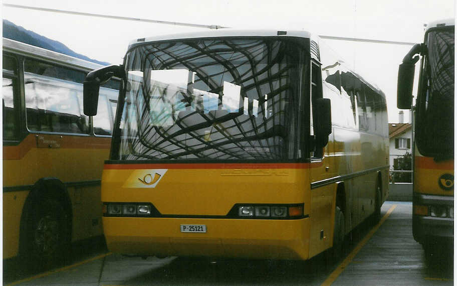 (026'806) - PTT-Regie - P 25'121 - Neoplan am 6. Oktober 1998 in Chur, Postautostation