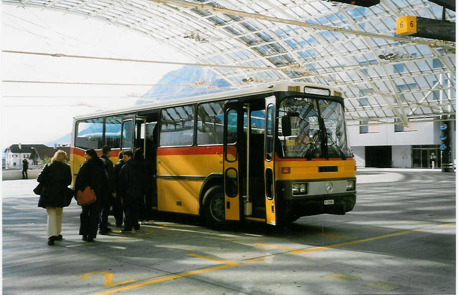 (026'810) - PTT-Regie - P 23'330 - Mercedes/FHS am 6. Oktober 1998 in Chur, Postautostation