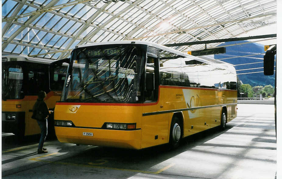(026'815) - PTT-Regie - P 25'858 - Neoplan am 6. Oktober 1998 in Chur, Postautostation