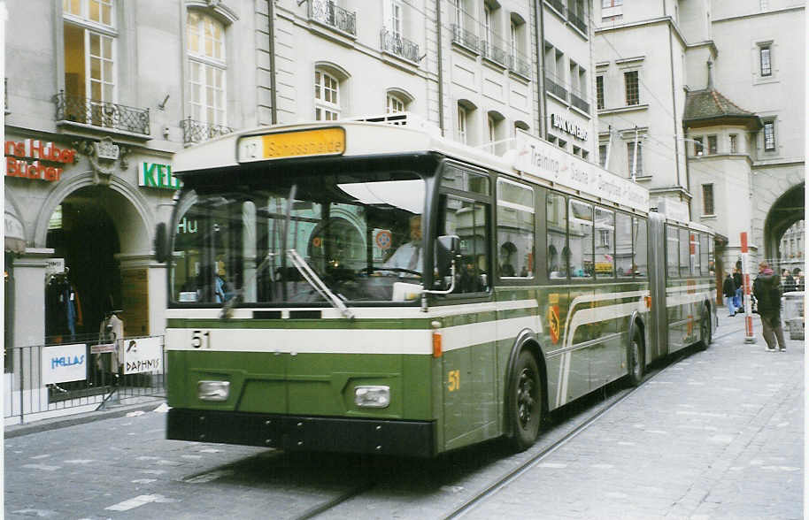 (027'305) - SVB Bern - Nr. 51 - FBW/Gangloff Gelenktrolleybus am 10. Oktober 1998 in Bern, Marktgasse