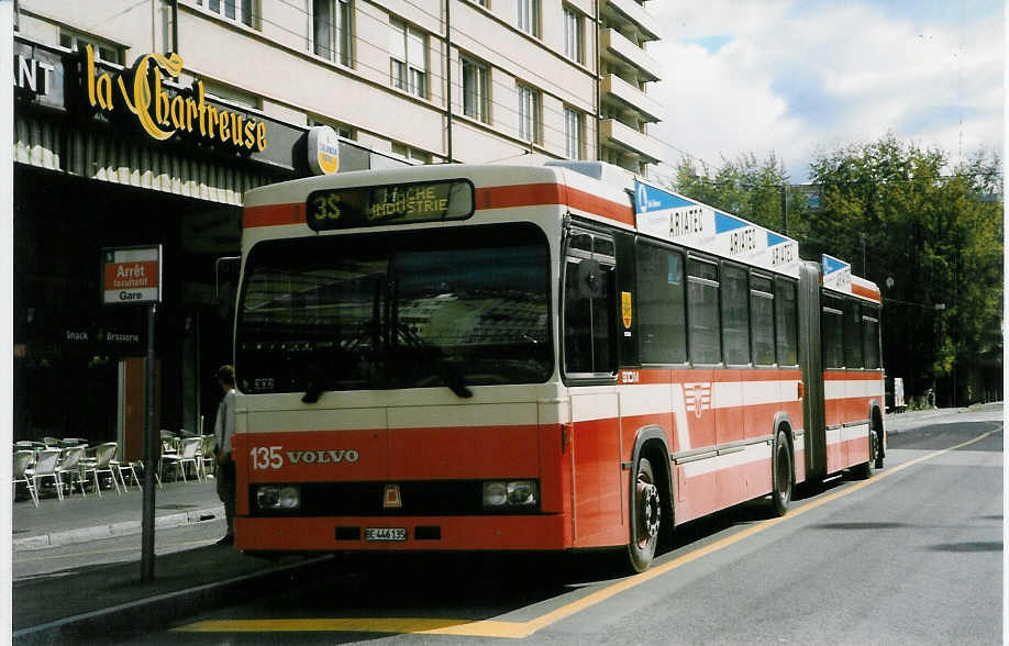 (027'325) - VB Biel - Nr. 135/BE 446'135 - Volvo/R&J am 12. Oktober 1998 beim Bahnhof Biel