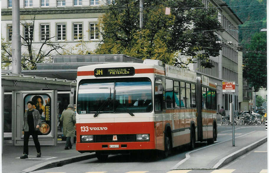 (027'403) - VB Biel - Nr. 133/BE 446'133 - Volvo/R&J am 12. Oktober 1998 beim Bahnhof Biel