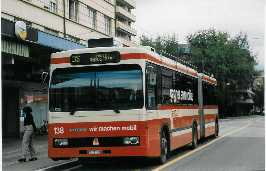 (027'406) - VB Biel - Nr. 138/BE 395'138 - Volvo/R&J am 12. Oktober 1998 beim Bahnhof Biel