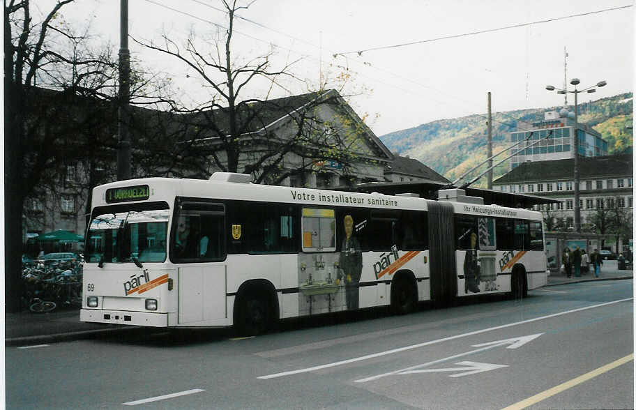 (027'410) - VB Biel - Nr. 69 - Volvo/R&J Gelenktrolleybus am 12. Oktober 1998 beim Bahnhof Biel