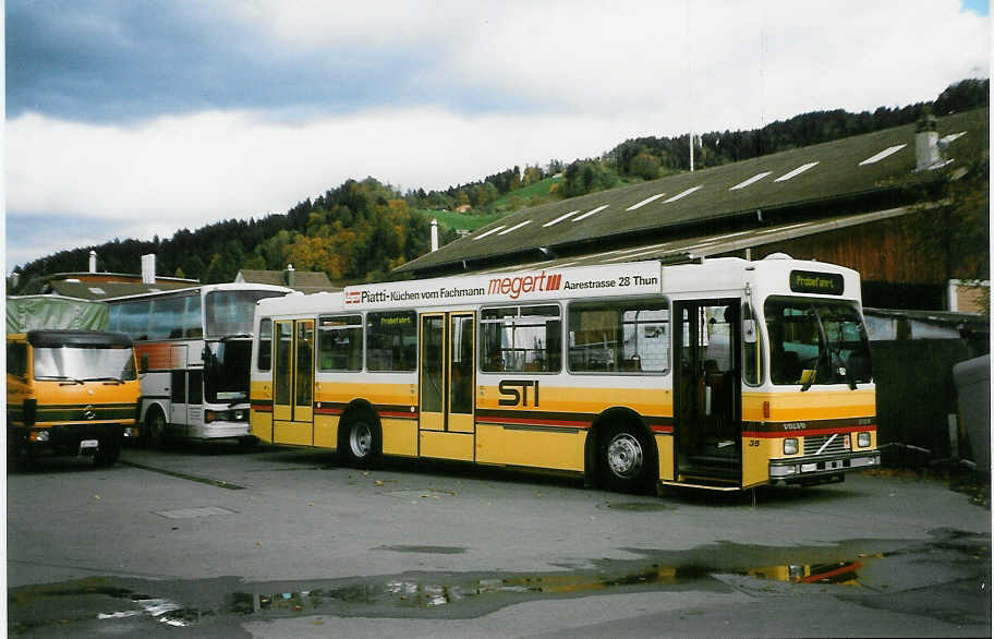 (027'734) - STI Thun - Nr. 35/BE 443'835 - Volvo/R&J (ex SAT Thun Nr. 35) am 28. Oktober 1998 in Thun, Garage