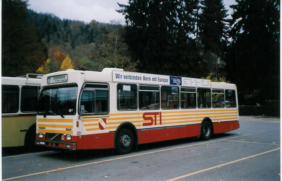 (027'801) - STI Thun - Nr. 33/BE 419'033 - Volvo/R&J (ex SAT Thun Nr. 33) am 3. November 1998 bei der Schifflndte Thun