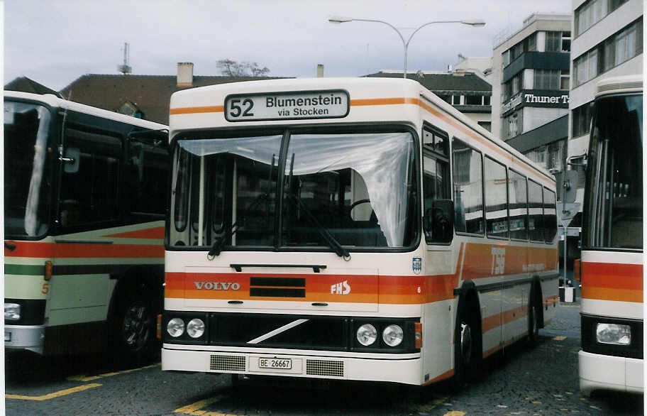 (027'817) - TSG Blumenstein - Nr. 6/BE 26'667 - Volvo/FHS am 9. November 1998 beim Bahnhof Thun
