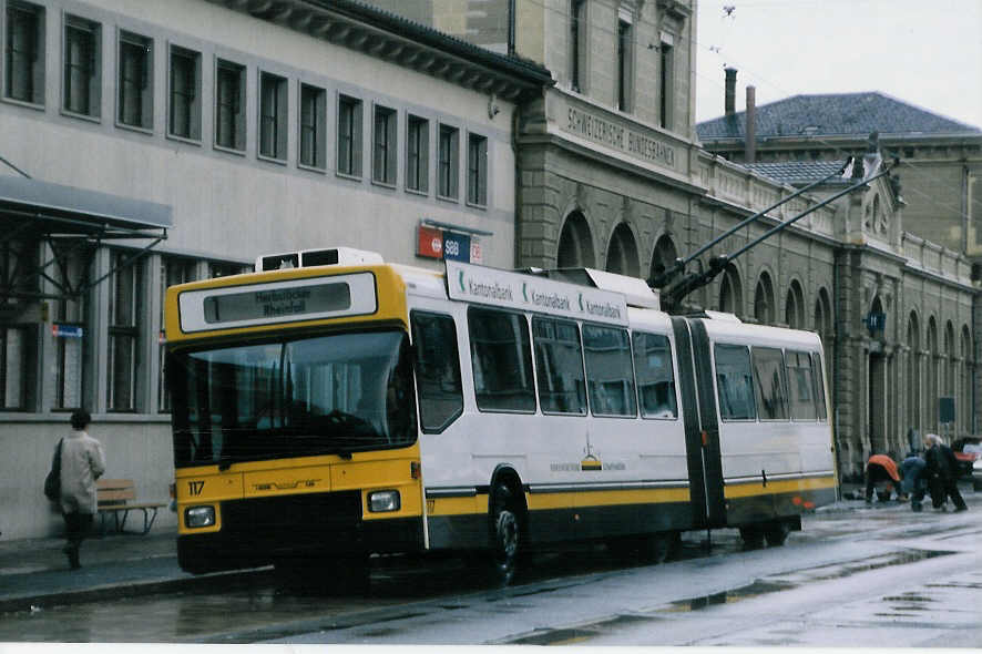 (027'831) - VBSH Schaffhausen - Nr. 117 - NAW/Hess Gelenktrolleybus am 16. November 1998 beim Bahnhof Schaffhausen