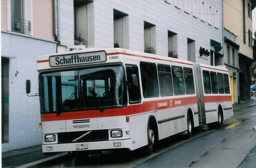 (027'832) - ASS Schleitheim - Nr. 10/SH 12'510 - Volvo/Hess (ex Nr. 20) am 16. November 1998 beim Bahnhof Schaffhausen