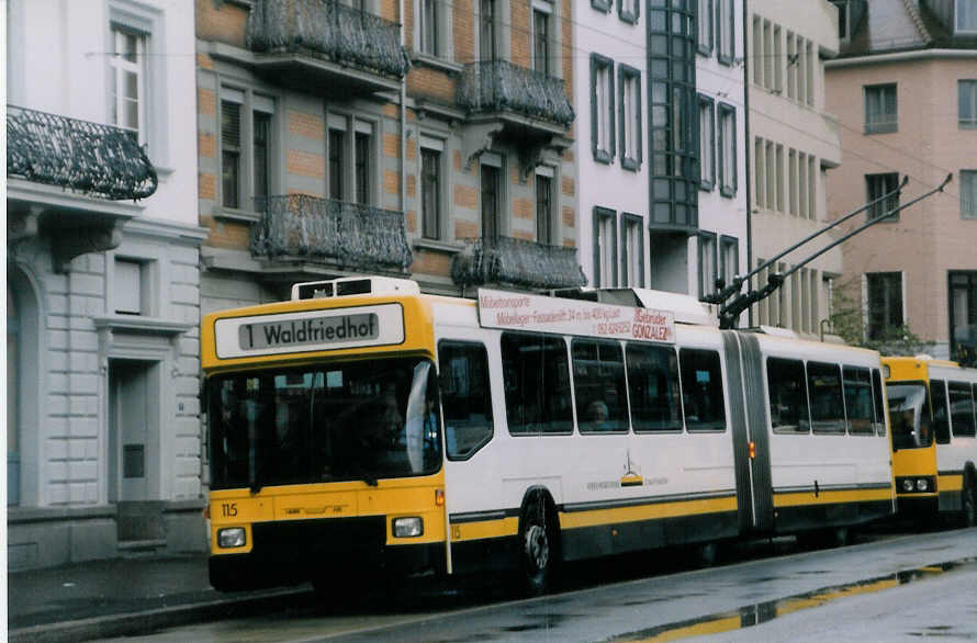 (027'905) - VBSH Schaffhausen - Nr. 115 - NAW/Hess Gelenktrolleybus am 16. November 1998 beim Bahnhof Schaffhausen
