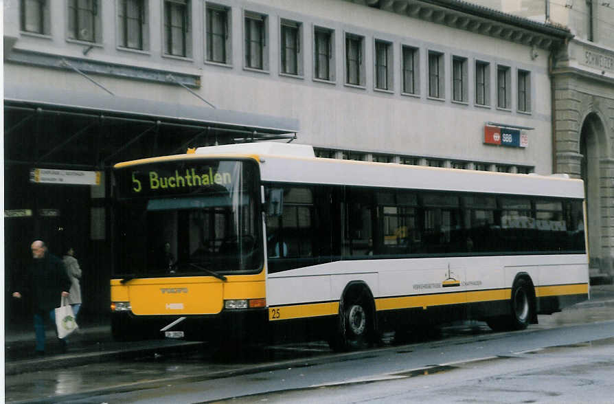 (027'914) - VBSH Schaffhausen - Nr. 25/SH 38'024 - Volvo/Hess am 16. November 1998 beim Bahnhof Schaffhausen