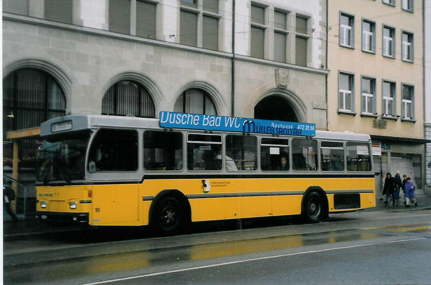 (027'916) - VBSH Schaffhausen - Nr. 19/SH 38'019 - Saurer/Hess am 16. November 1998 beim Bahnhof Schaffhausen