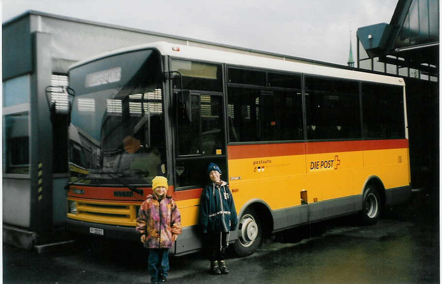 (028'309) - PTT-Regie - P 22'021 - Renault/Gruau (ex Trachsel, Hasle-Regsau) am 19. Dezember 1998 in Bern, Postautostation