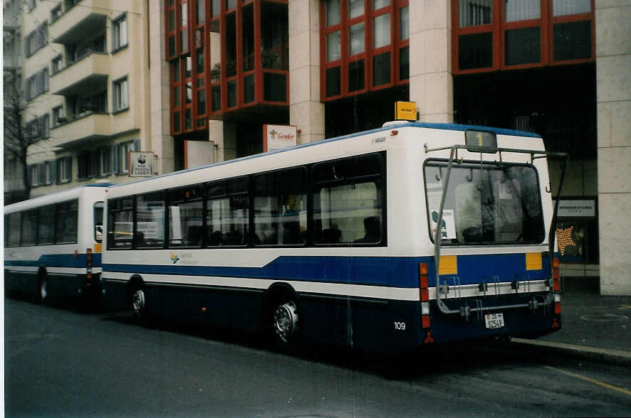 (028'509) - ZVB Zug - Nr. 109/ZG 82'549 - Lanz+Marti/Hess Personenanhnger am 31. Dezember 1998 beim Bahnhof Zug