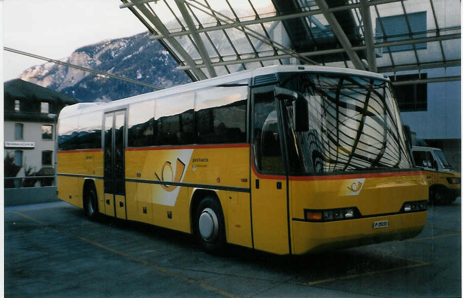 (028'609) - PTT-Regie - P 25'131 - Neoplan am 1. Januar 1999 in Chur, Postautostation
