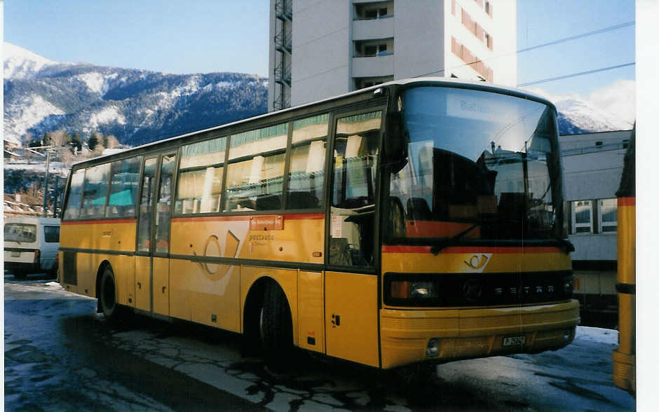 (029'122) - PTT-Regie - P 25'042 - Setra am 17. Januar 1999 beim Bahnhof Brig