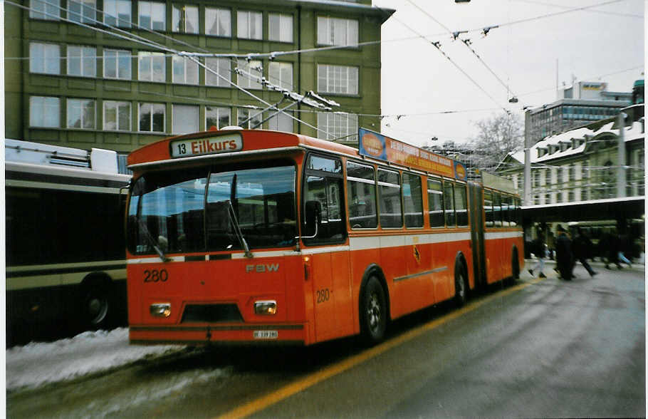 (029'316) - SVB Bern - Nr. 280/BE 339'280 - FBW/Hess-Gangloff am 10. Februar 1999 beim Bahnhof Bern