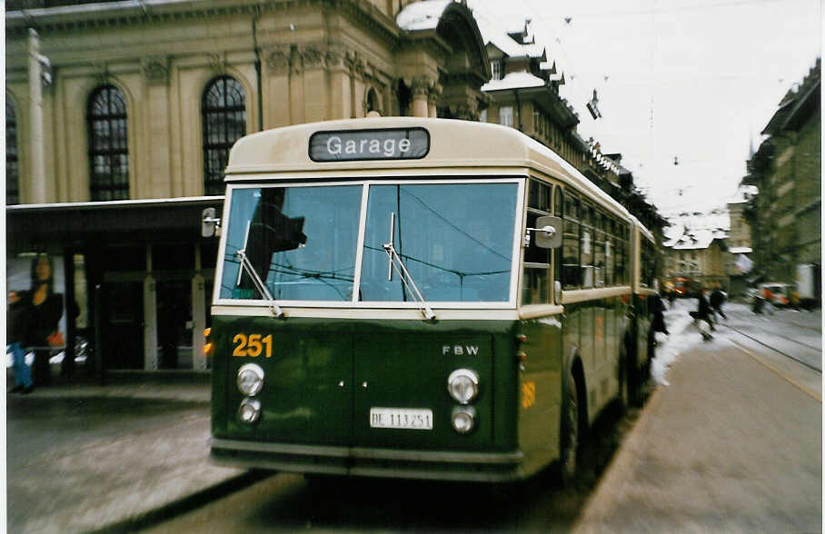 (029'436) - SVB Bern - Nr. 251/BE 113'251 - FBW/SWS-R&J am 24. Februar 1999 beim Bahnhof Bern