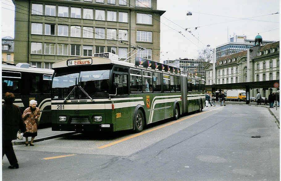 (029'831) - SVB Bern - Nr. 281/BE 339'281 - FBW/Hess-Gangloff am 1. Mrz 1999 beim Bahnhof Bern