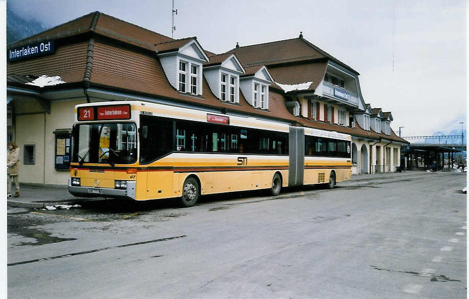 (030'005) - STI Thun - Nr. 67/BE 372'767 - Mercedes am 6. Mrz 1999 beim Bahnhof Interlaken Ost