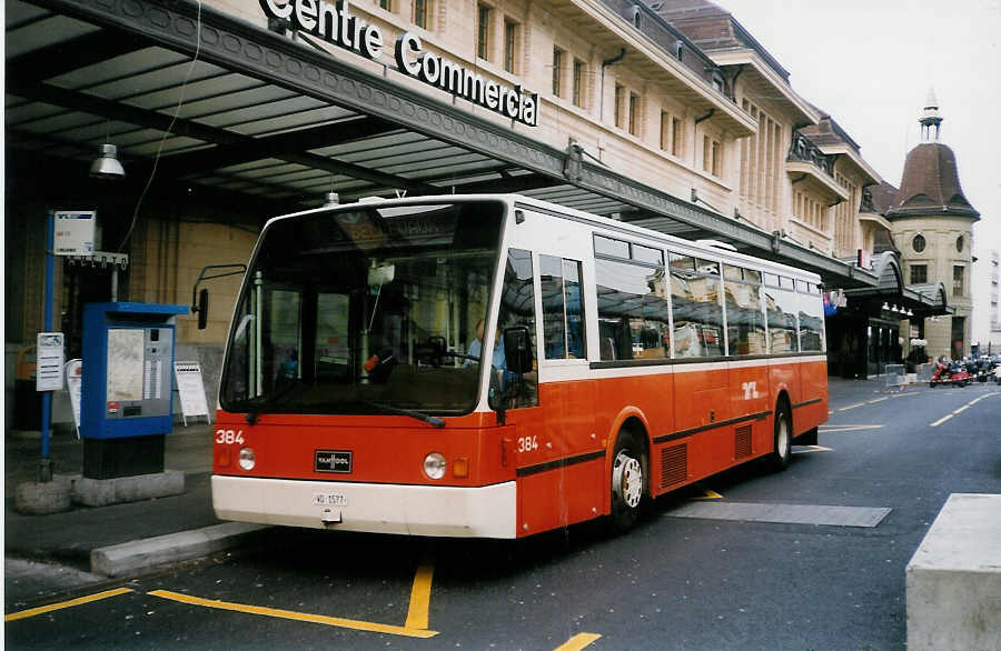 (030'314) - TL Lausanne - Nr. 384/VD 1577 - Van Hool am 21. Mrz 1999 beim Bahnhof Lausanne