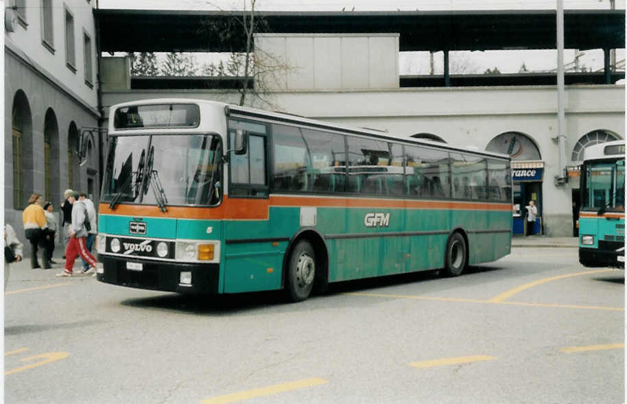(030'634) - GFM Fribourg - Nr. 5/FR 369 - Volvo/Van Hool am 3. April 1999 beim Bahnhof Fribourg