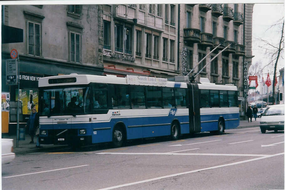 (030'719) - TF Fribourg - Nr. 102/FR 633 - Volvo/Hess Gelenkduobus am 3. April 1999 beim Bahnhof Fribourg