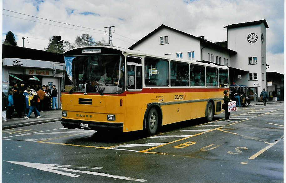 (031'012) - PTT-Regie - P 25'840 - Saurer/Hess am 19. April 1999 beim Bahnhof Liestal