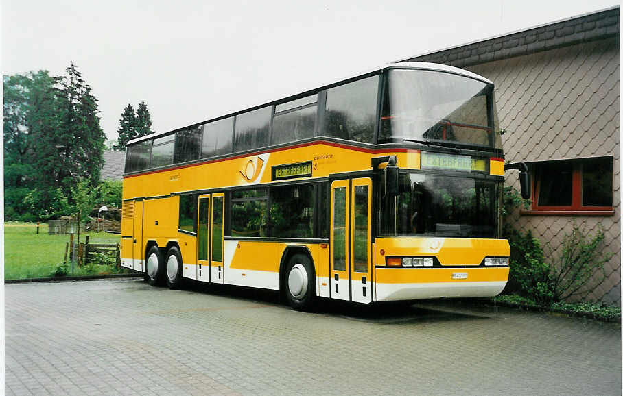 (031'835) - AVG Meiringen - Nr. 71/BE 412'071 - Neoplan (ex P 27'813) am 6. Juni 1999 in Meiringen, Postgarage