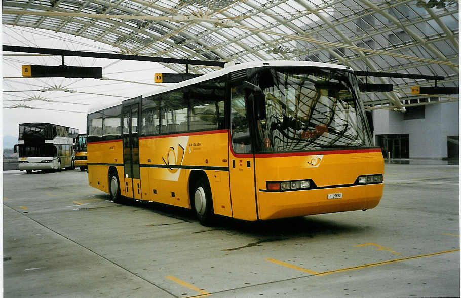 (032'720) - PTT-Regie - P 25'858 - Neoplan am 27. Juni 1999 in Chur, Postautostation
